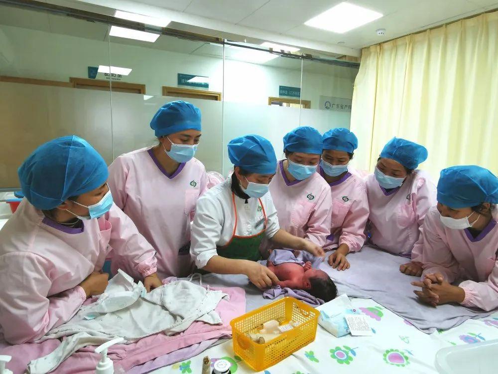 丁青县妇婴监护型护送